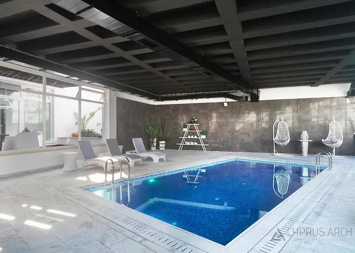 Sunny, Big Pool, Garden-roof Terrace View Cornervilla On Area Kyrenia-bahceli North-cyprus Appartement